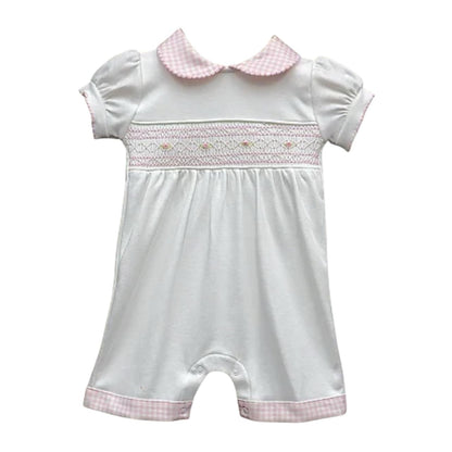 Macacão Curto Branco Smock Florzinha Rosa em Algodão Pima Peruano