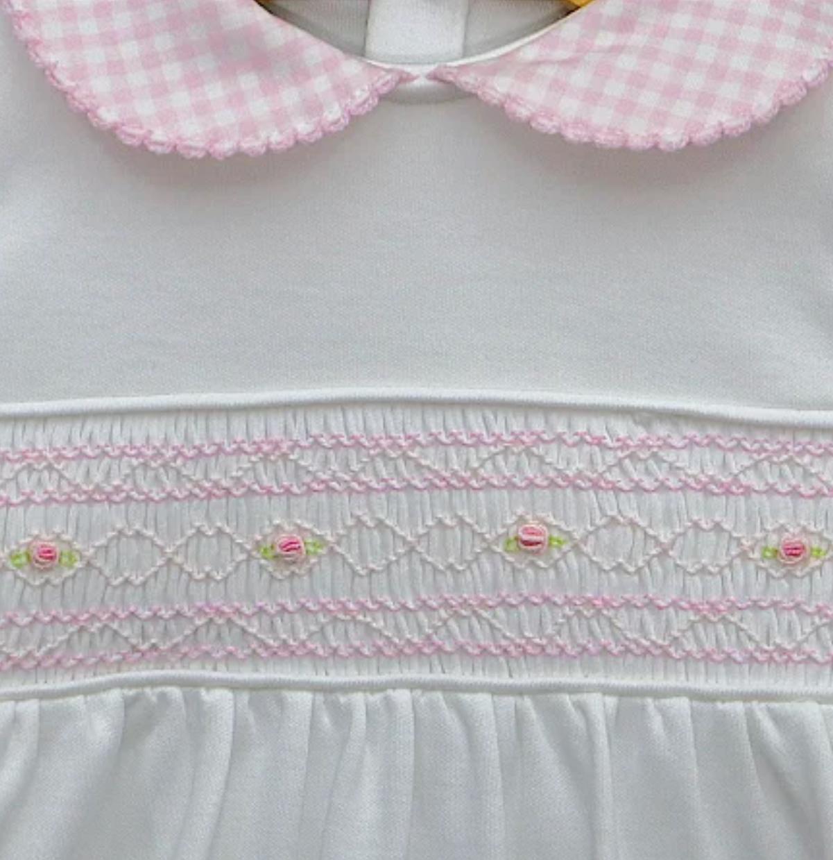 Macacão Curto Branco Smock Florzinha Rosa em Algodão Pima Peruano