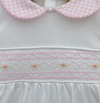 Macacão Curto Branco Smock Florzinha Rosa em Algodão Pima Peruano
